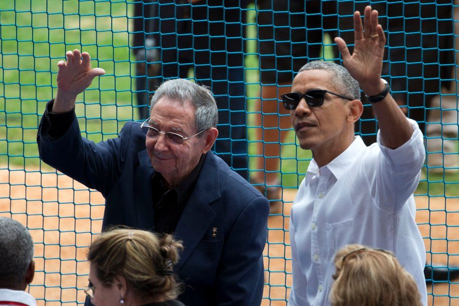 raul castro e barack obama lado a lado no jogo entre tampa bay rays e a seleção cubana de baseball em 2016.