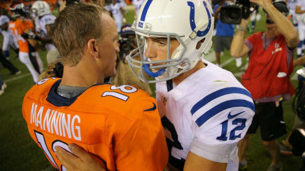 os dois últimos qbs dos colts cumprimentam-se após jogo