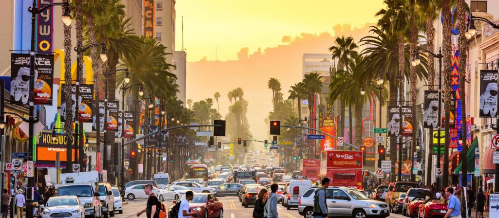 movimento agitado na hollywood boulevard no fim da tarde