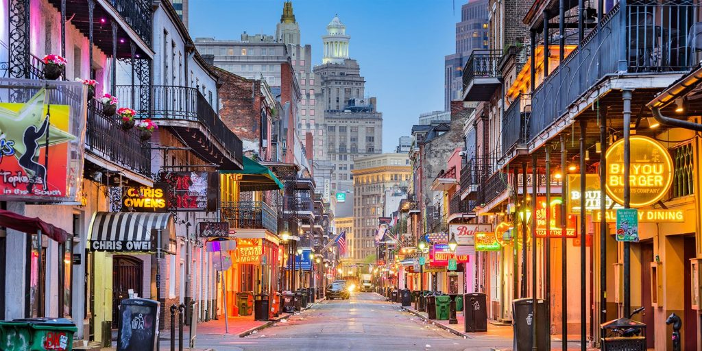 a famosa bourbon street, no coração de new orleans