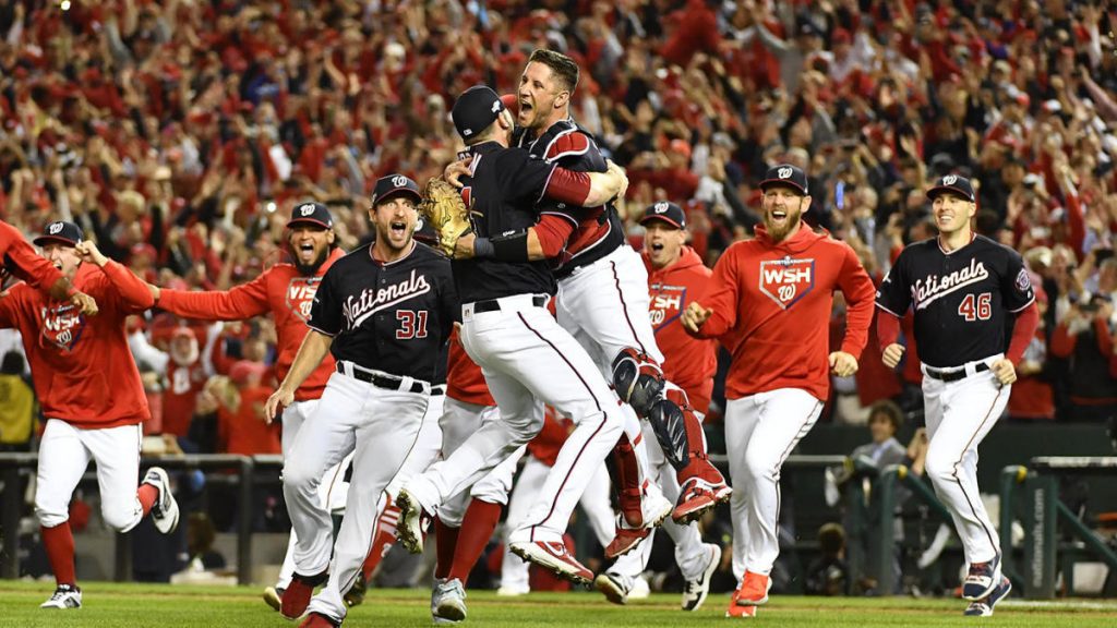 Yan Gomes e Daniel Hudson se abraçando após a última eliminação do jogo. Enfim o título.