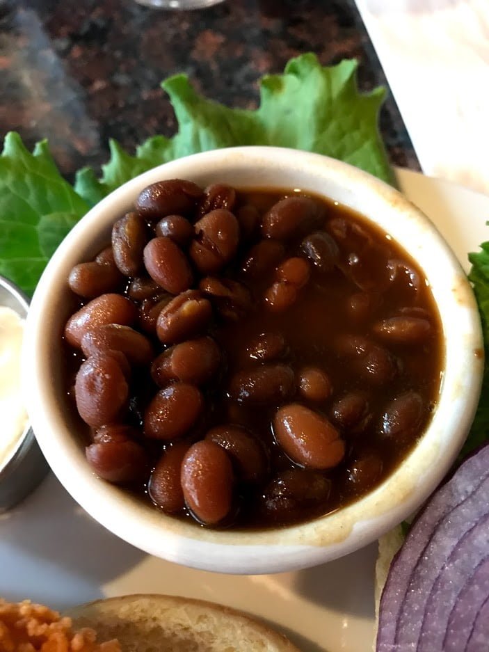 O feijão assado é muito bom, vale a pena fazer essa receita.