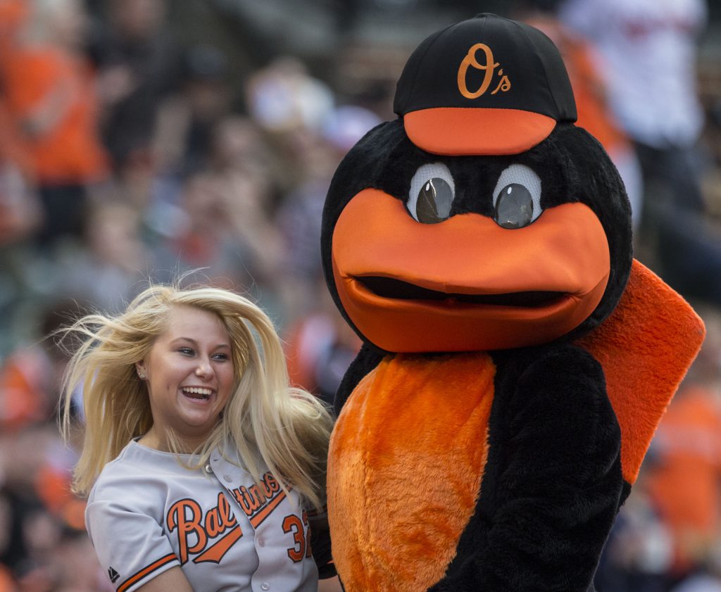 O oriole bird em ação durante a partida contra o Pittsburgh Pirates em 2014.