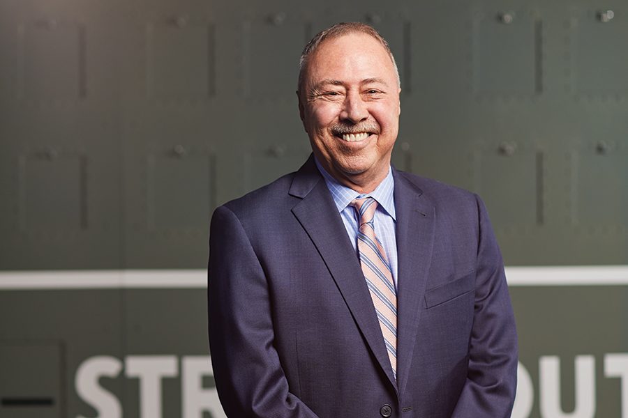 Jerry Remy, comentarista especial do Red Sox, ao lado do "Green Monster".