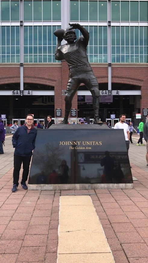 Na entrada principal do M&T Bank Stadium, lá está uma estátua de Jhonny Unitas.