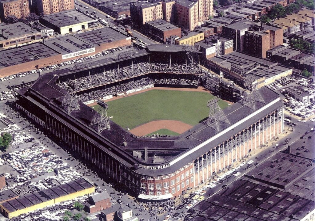 O mítico Ebbets Field. Nos jardins do baseball, a vida seguiria.