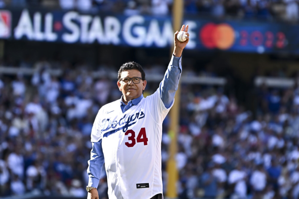 Fernando Valenzuela, já nos dias de hoje, acenando aos torcedores do Dodgers.